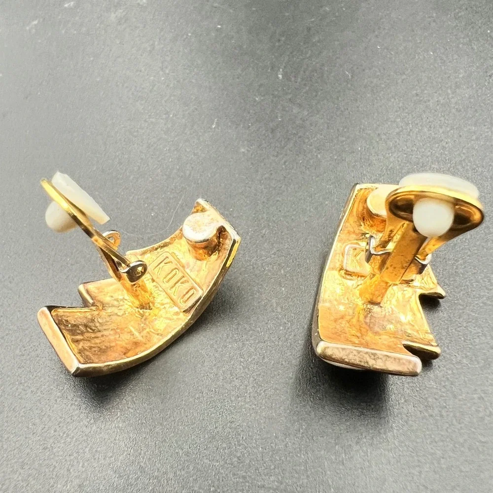 KOKO Vintage Black White Enamel Gold Tone Geometric Clip On Earrings Small Retro